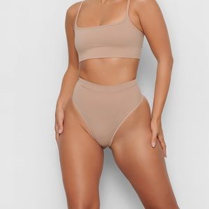 [SKIMS] Bundle of 2 New Seamless Sculpt Mid Waist Thongs in S/M